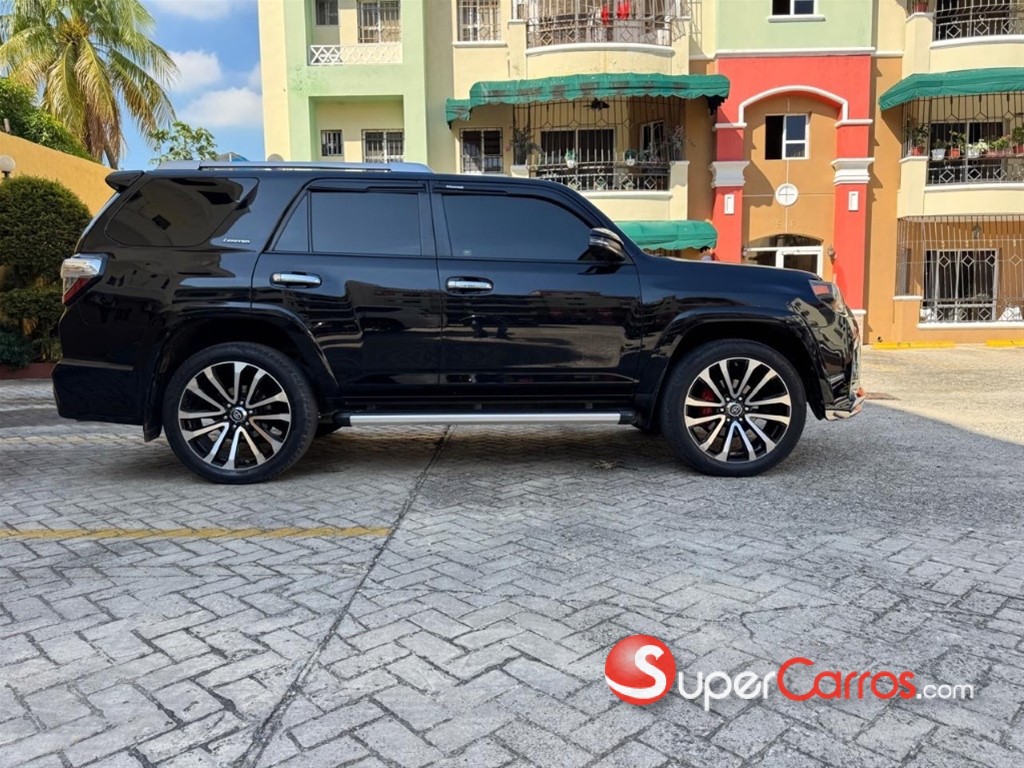 2017 Toyota 4 Runner SR5 — foto 5 / 12