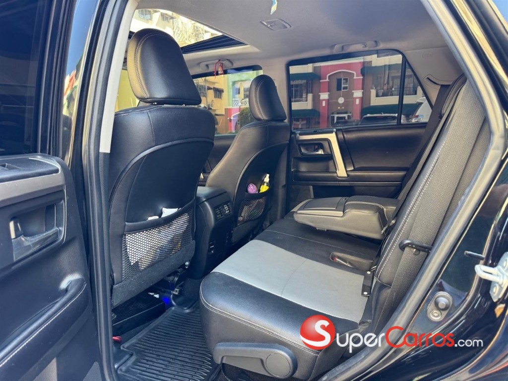 2017 Toyota 4 Runner SR5 — foto 12 / 12