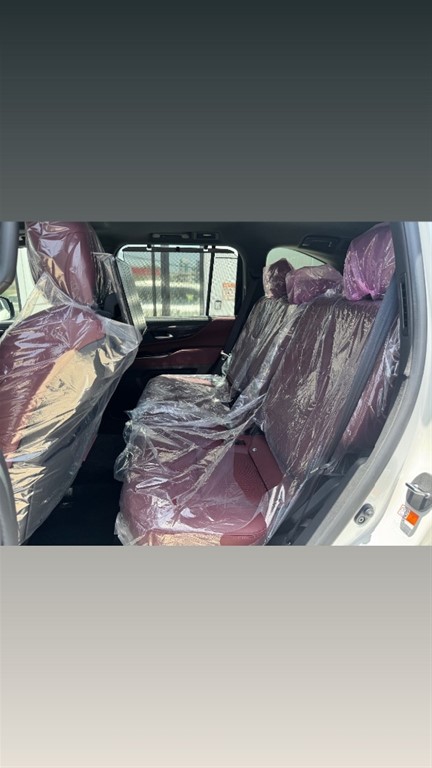 2027 Lexus LX 700 VIP — foto 10 / 12
