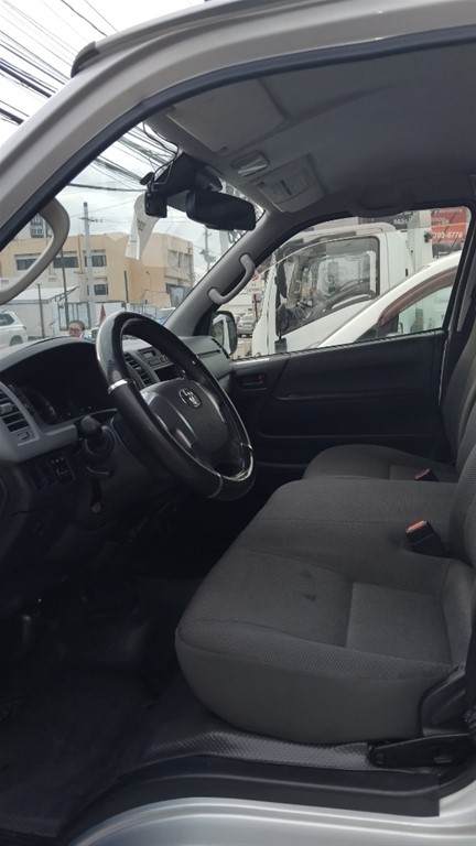2020 Toyota Hiace — foto 8 / 12