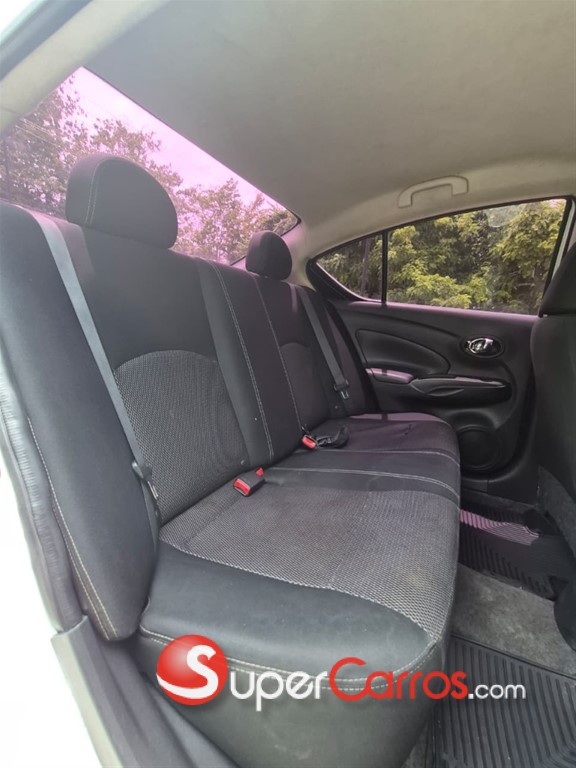 2016 Nissan Versa — foto 8 / 11