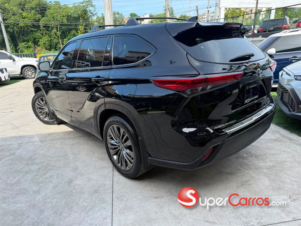 2021 Toyota Highlander LE — foto 2 / 12