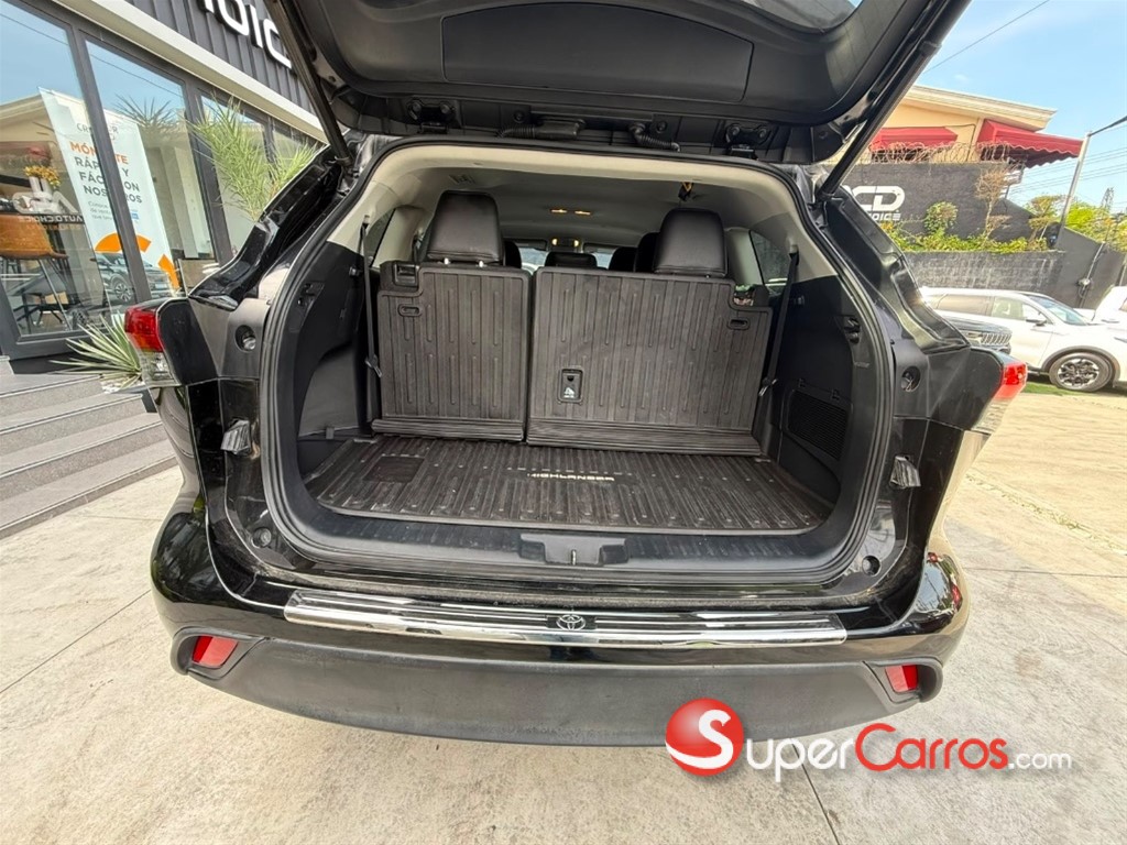2021 Toyota Highlander LE — foto 7 / 12