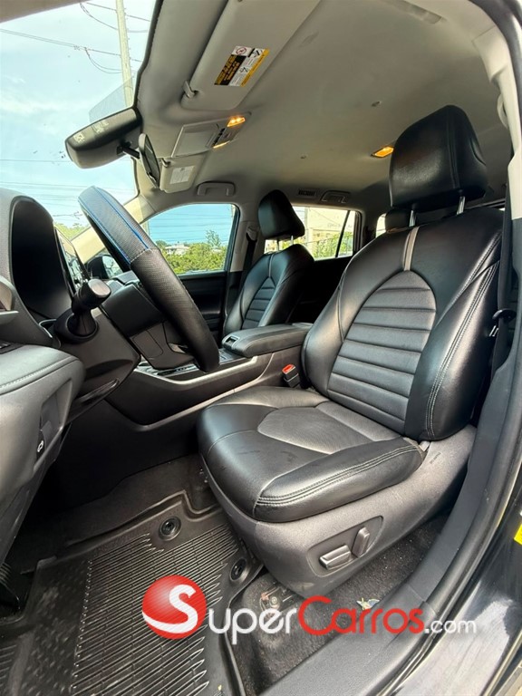 2021 Toyota Highlander LE — foto 8 / 12