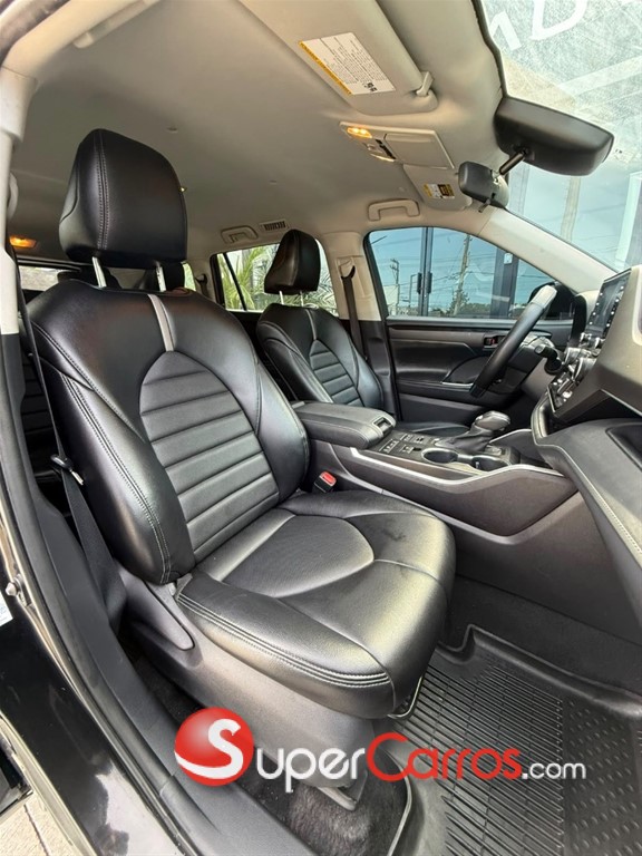 2021 Toyota Highlander LE — foto 10 / 12