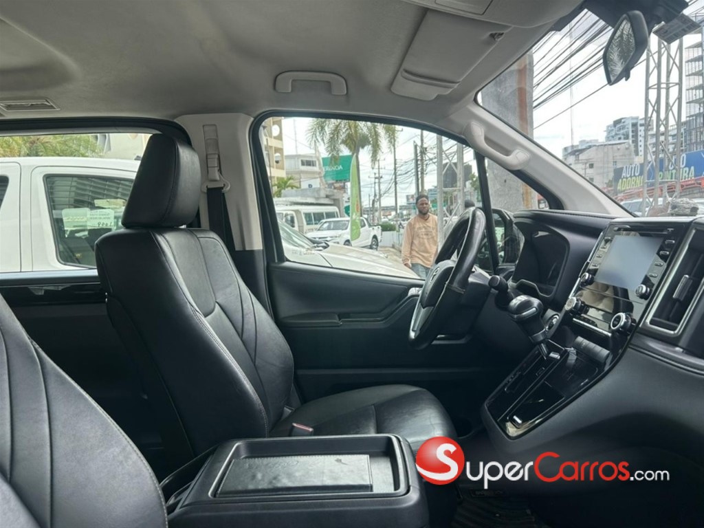 2020 Toyota Hiace GL — foto 3 / 7