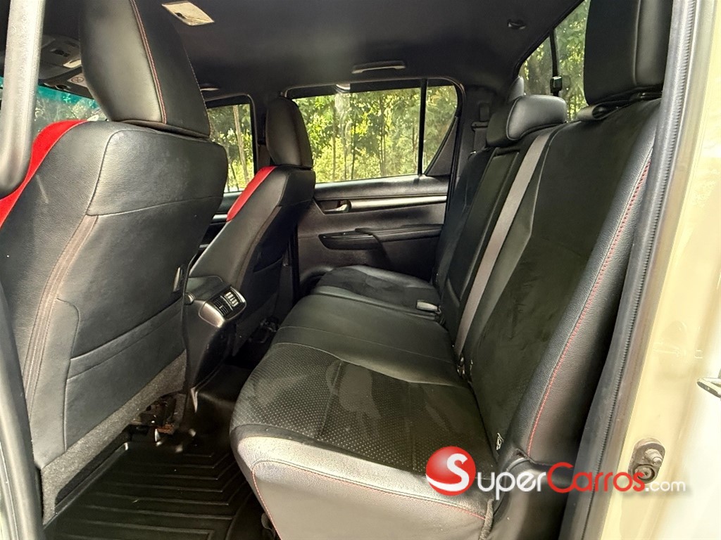 2022 Toyota Hilux GR Sport — foto 8 / 10