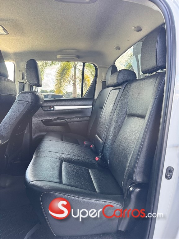 2025 Toyota Hilux SRV — foto 8 / 10