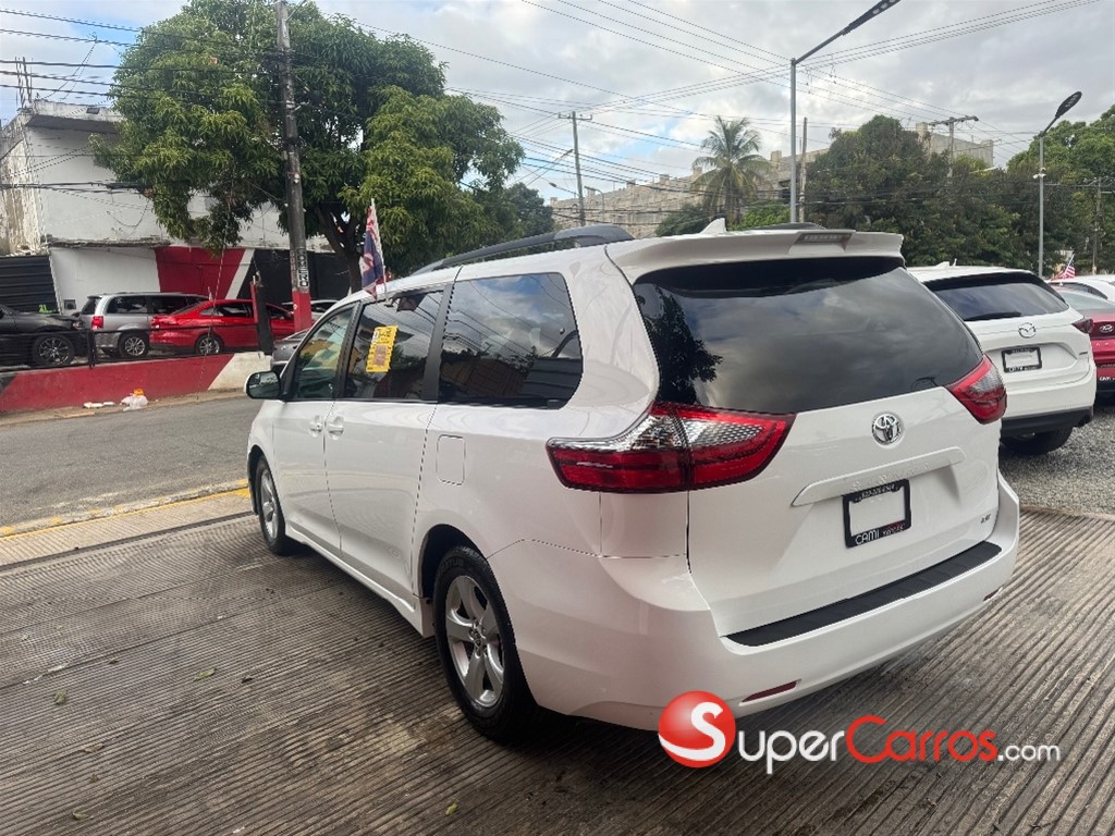 2020 Toyota Sienna LE — foto 4 / 12
