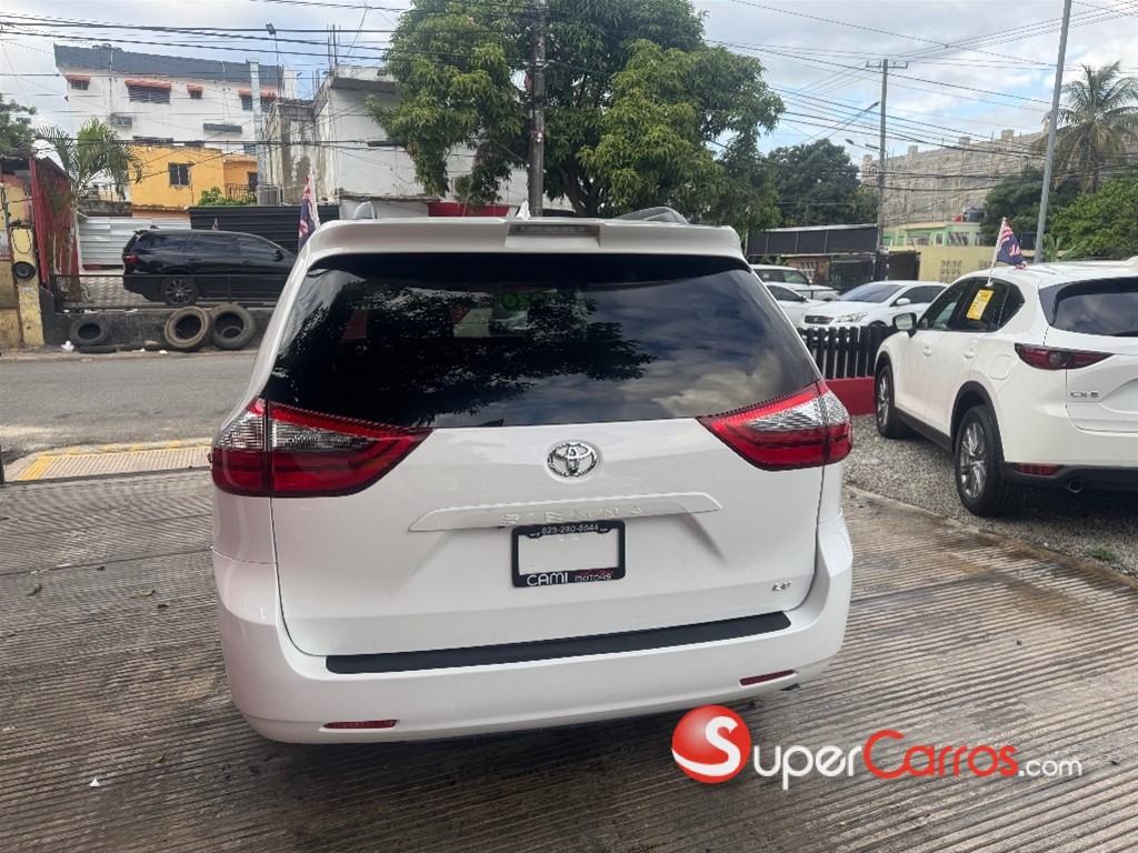 2020 Toyota Sienna LE — foto 5 / 12