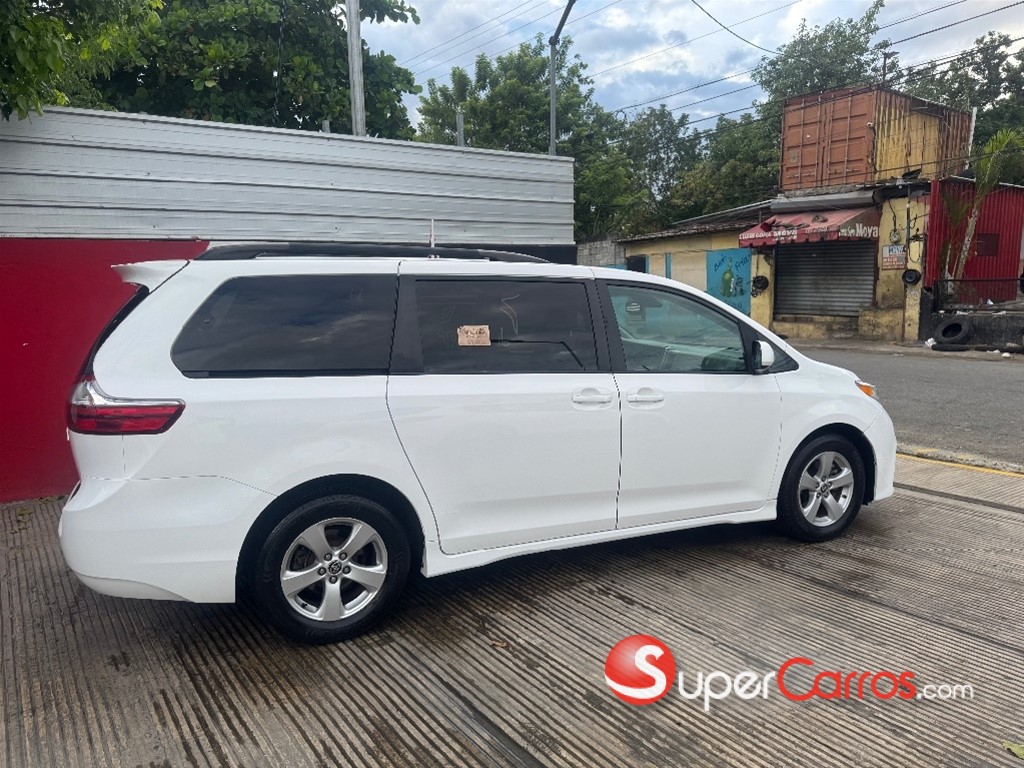 2020 Toyota Sienna LE — foto 8 / 12