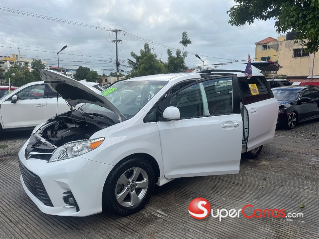 2020 Toyota Sienna LE — foto 9 / 12