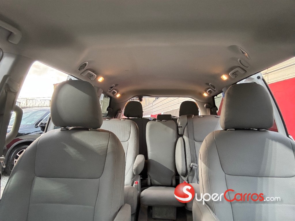 2020 Toyota Sienna LE — foto 10 / 12