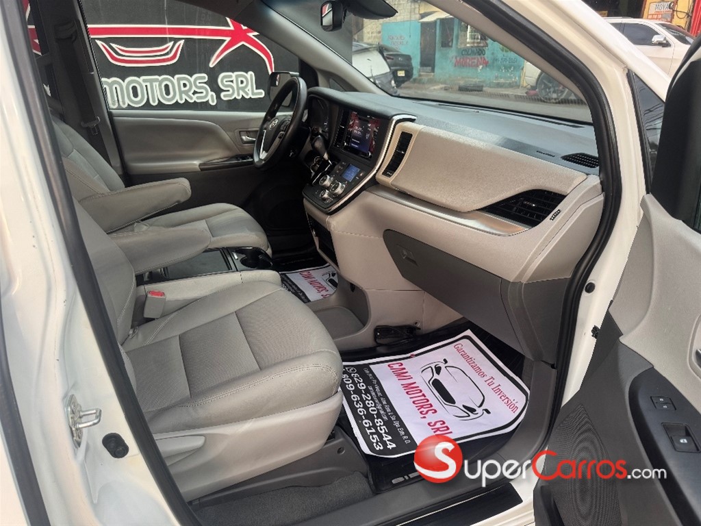 2020 Toyota Sienna LE — foto 11 / 12