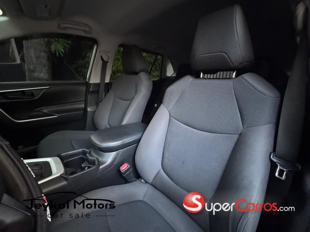 2020 Toyota RAV4 LE — foto 5 / 10