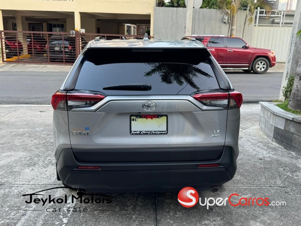 2020 Toyota RAV4 LE — foto 6 / 10