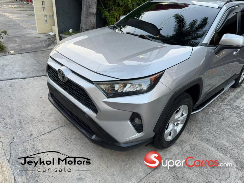 2020 Toyota RAV4 LE — foto 8 / 10