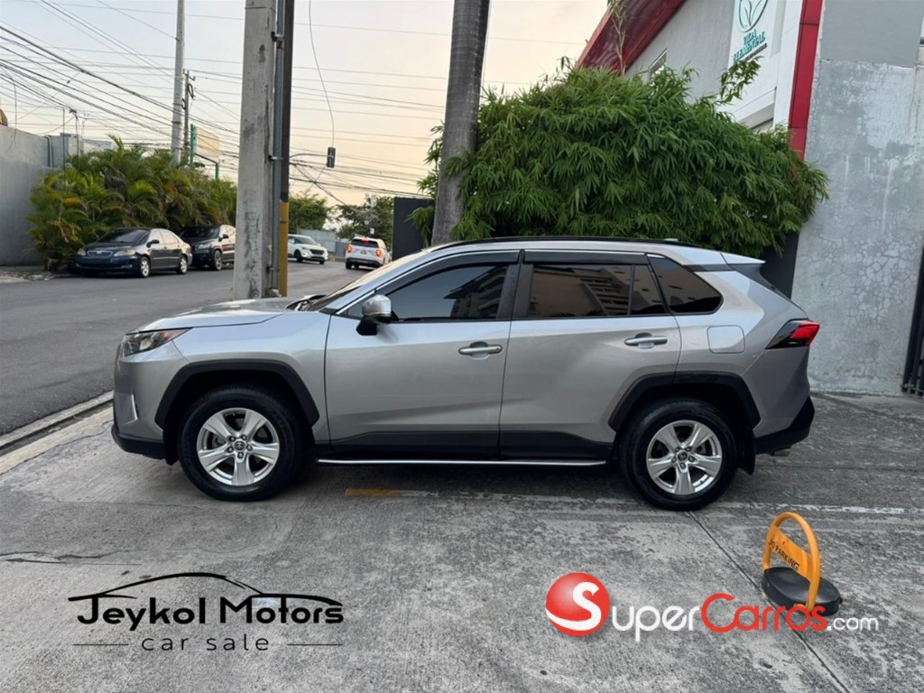 2020 Toyota RAV4 LE — foto 9 / 10