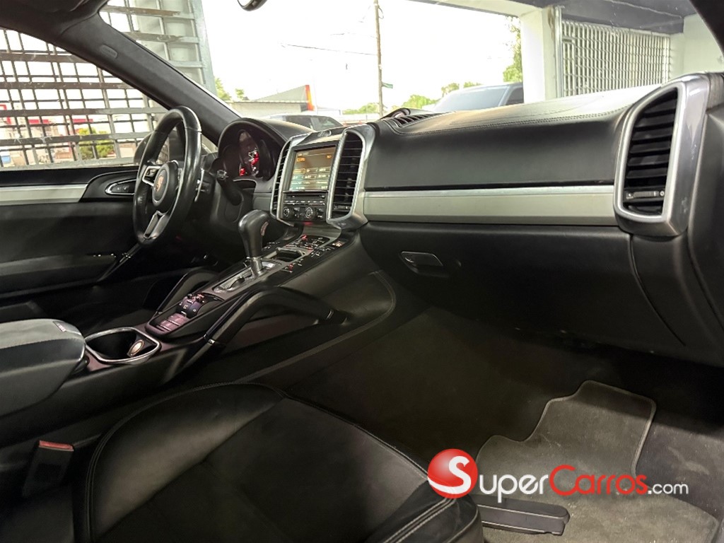 2016 Porsche Cayenne GTS — foto 8 / 12