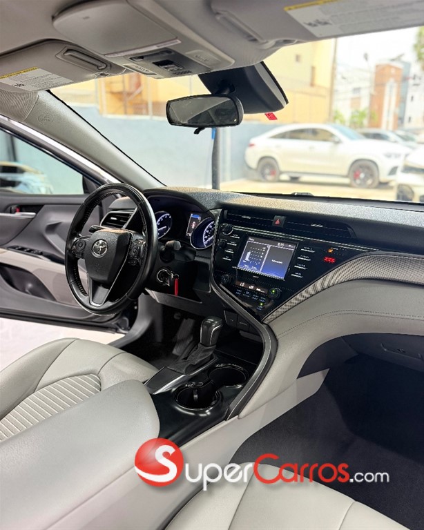 2020 Toyota Camry SE — foto 11 / 12