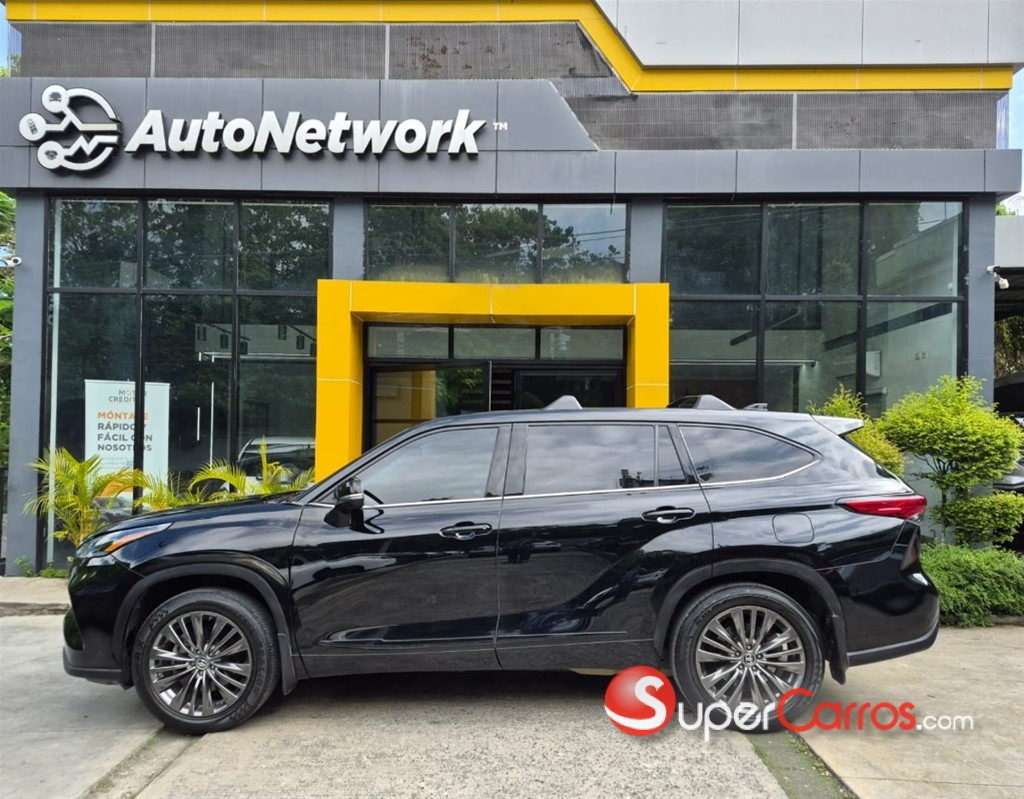 2021 Toyota Highlander LE — foto 6 / 12