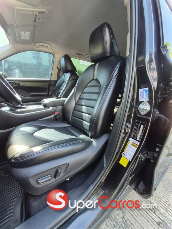 2021 Toyota Highlander LE — foto 8 / 12