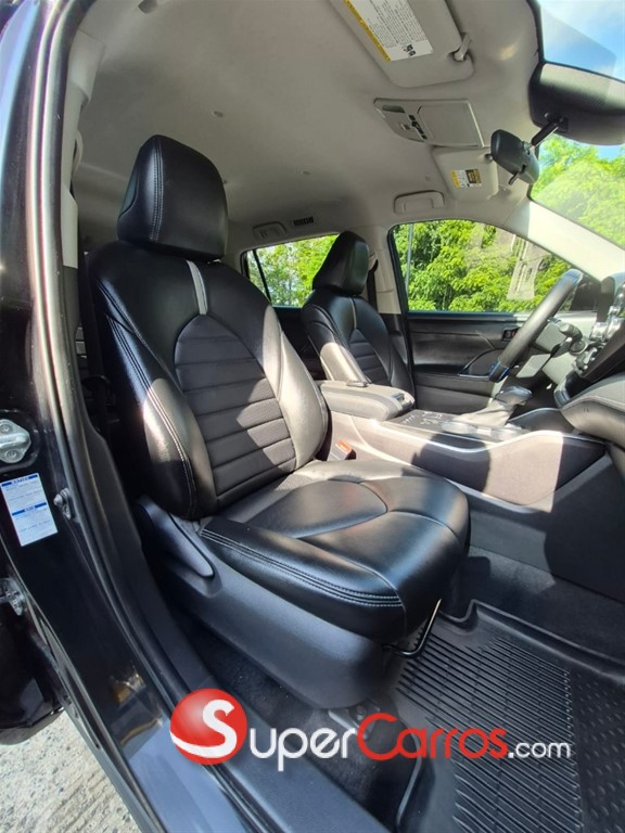2021 Toyota Highlander LE — foto 9 / 12