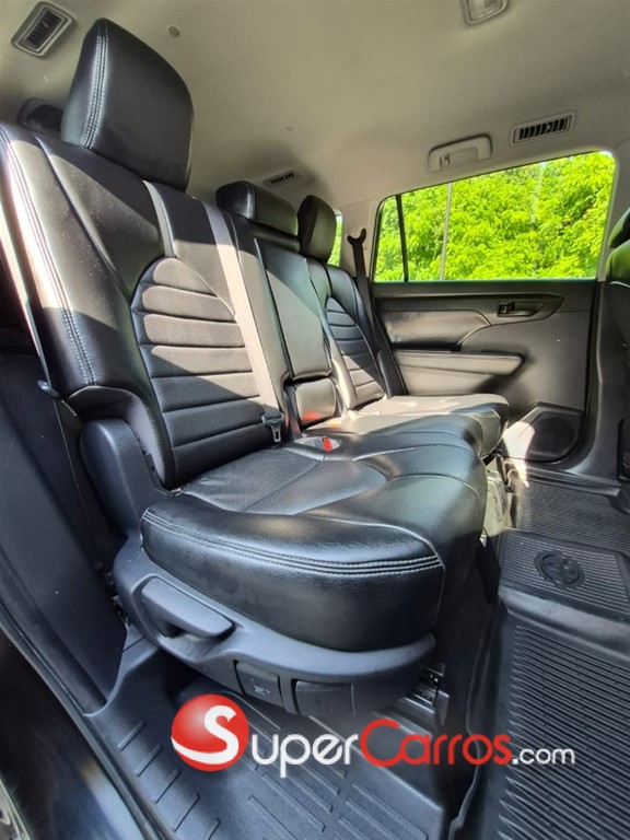 2021 Toyota Highlander LE — foto 10 / 12