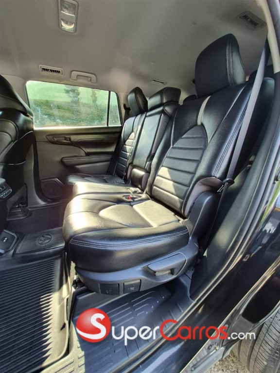 2021 Toyota Highlander LE — foto 11 / 12
