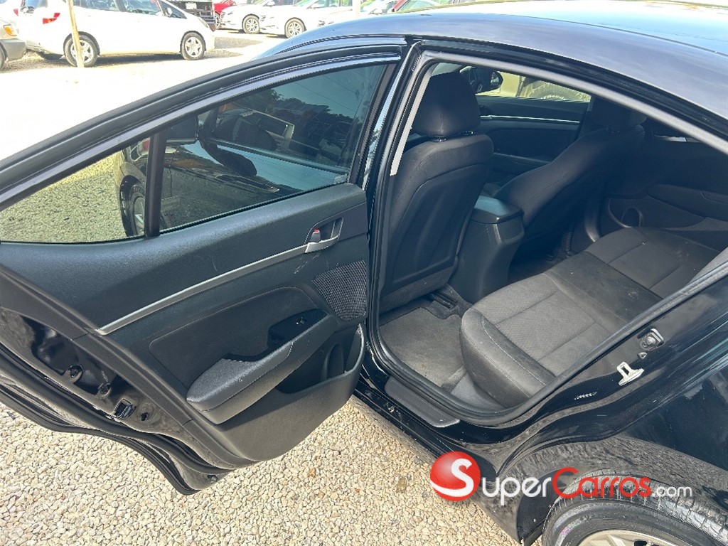2020 Hyundai Elantra — foto 8 / 12