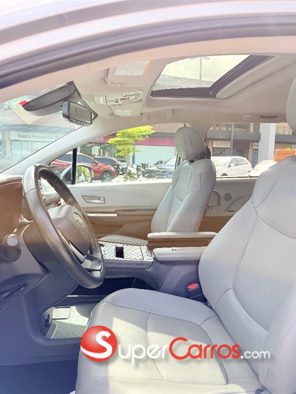 2021 Toyota Sienna XLE — foto 8 / 12