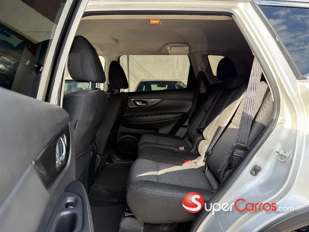 2020 Nissan Rogue SV — foto 8 / 10