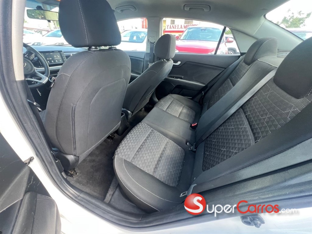 2020 Kia Rio — foto 6 / 9