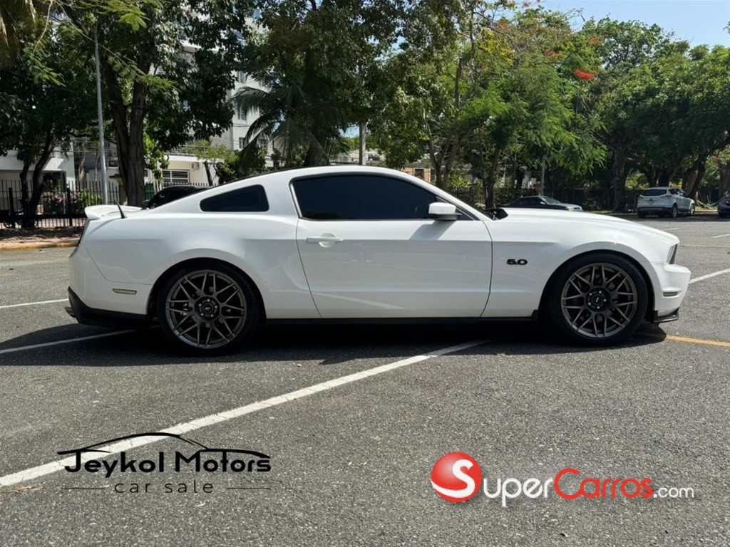 2012 Ford Mustang GT PREMIUM — foto 10 / 12