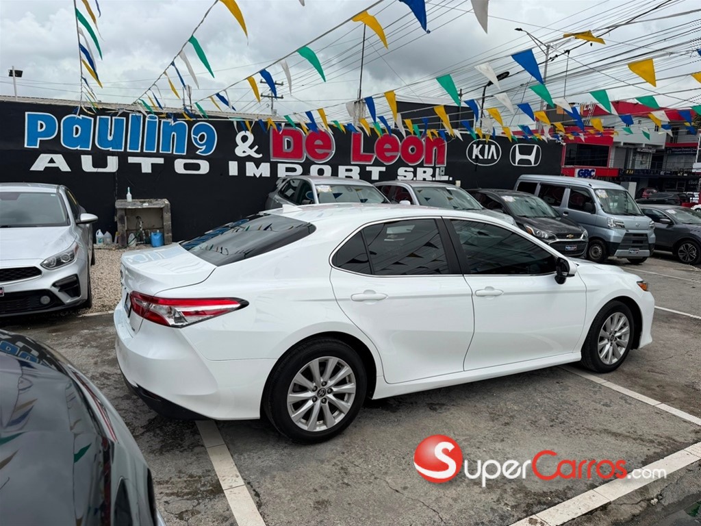 2020 Toyota Camry LE — foto 8 / 9
