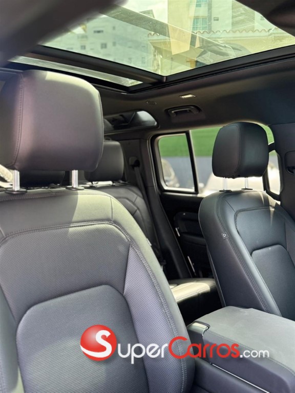 2025 Land Rover Defender 110 SE HYBRID — foto 8 / 9