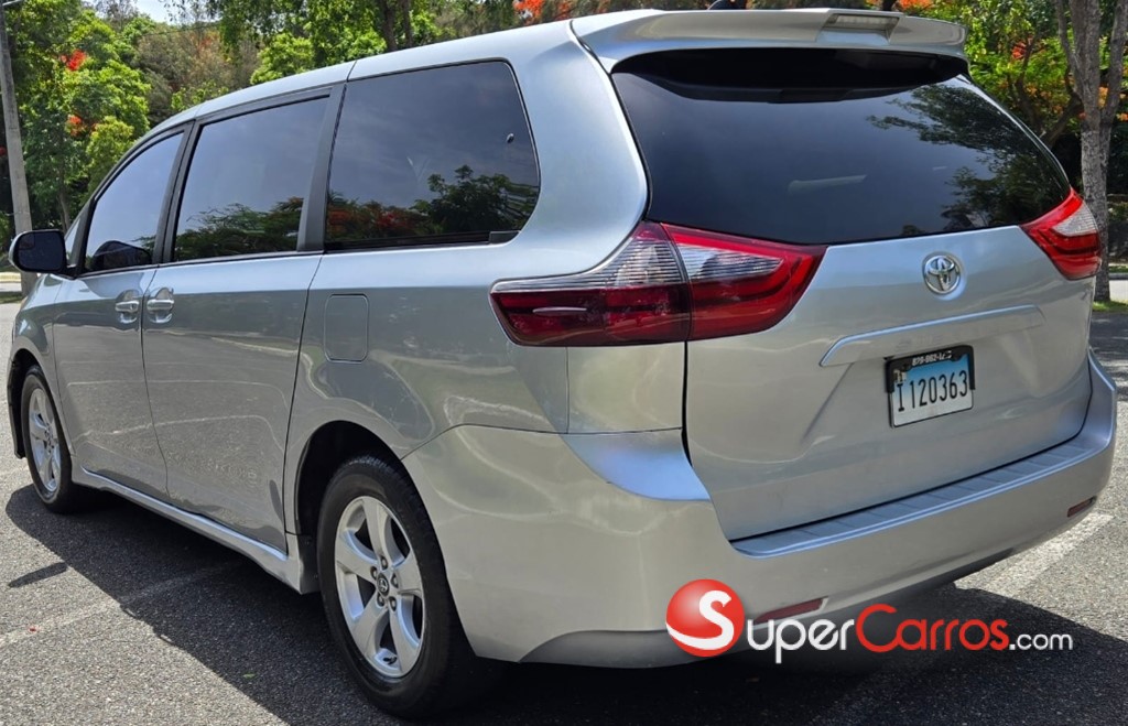 2020 Toyota Sienna LE — foto 5 / 12