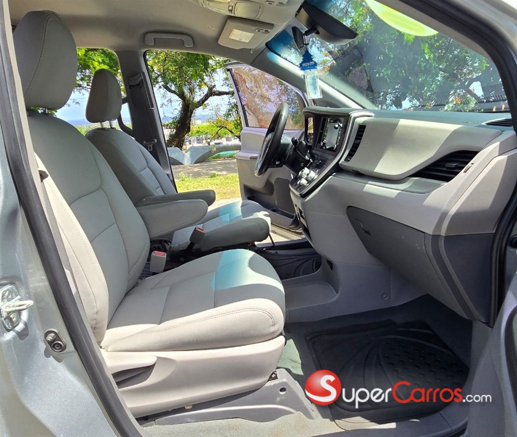 2020 Toyota Sienna LE — foto 7 / 12