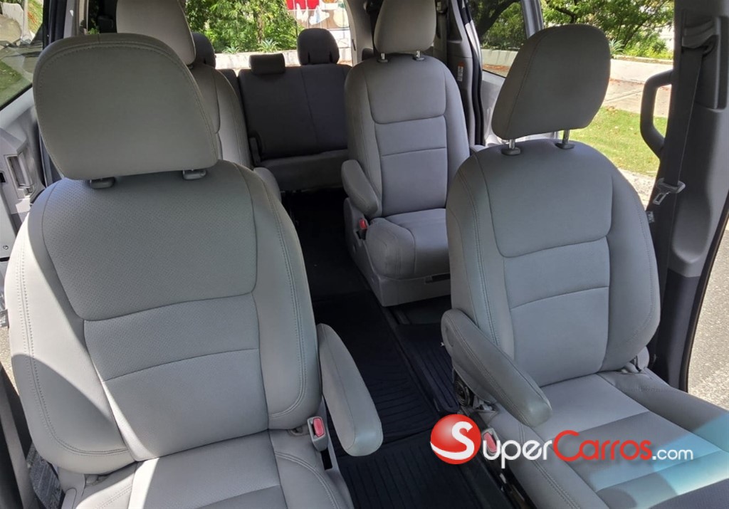 2020 Toyota Sienna LE — foto 8 / 12