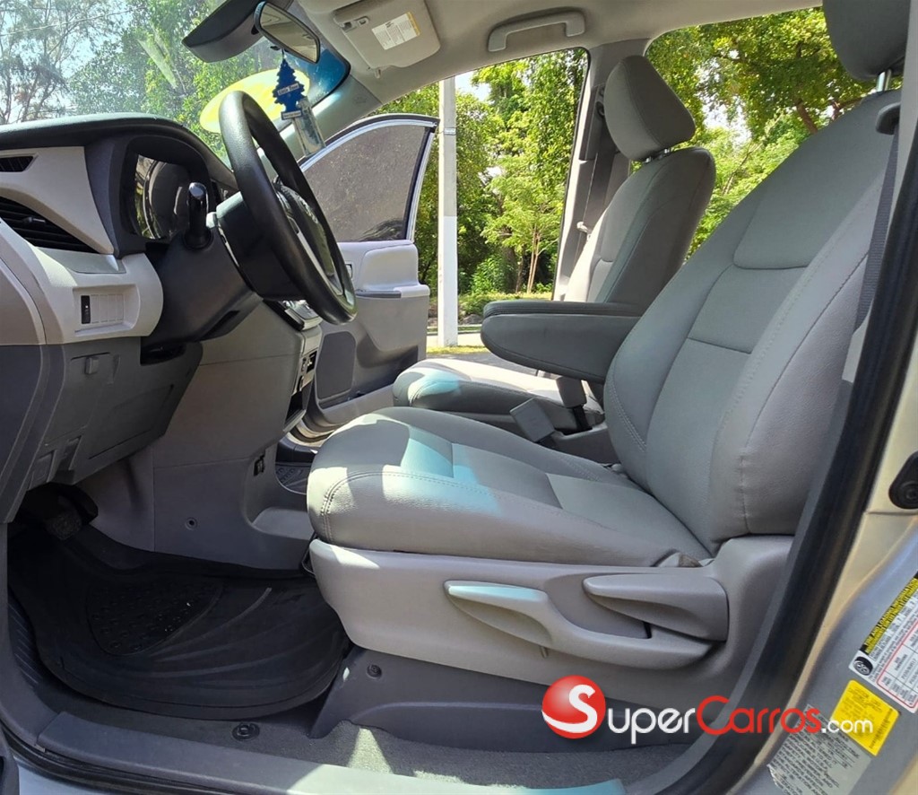 2020 Toyota Sienna LE — foto 9 / 12