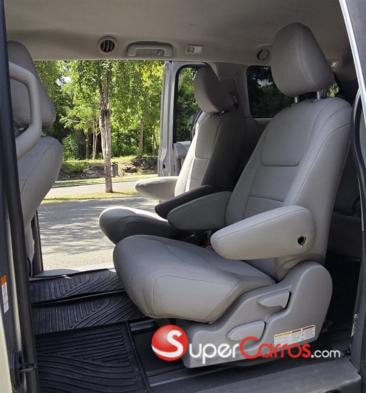2020 Toyota Sienna LE — foto 10 / 12