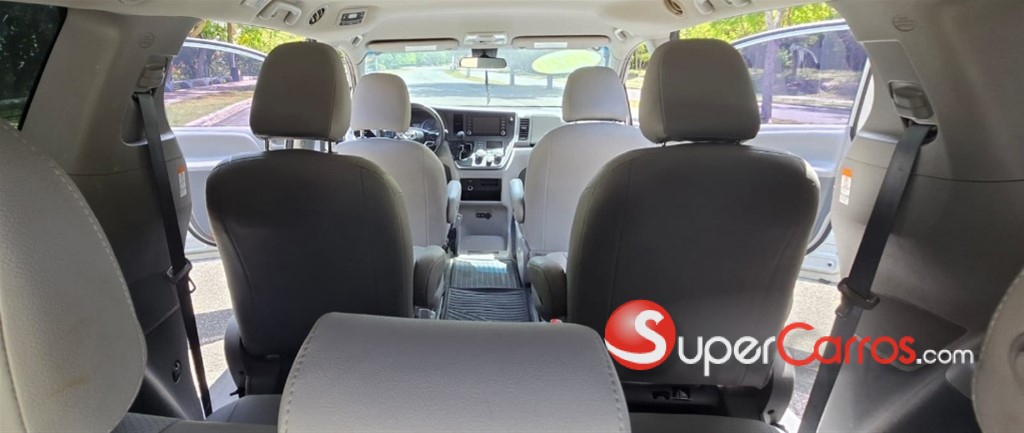 2020 Toyota Sienna LE — foto 11 / 12
