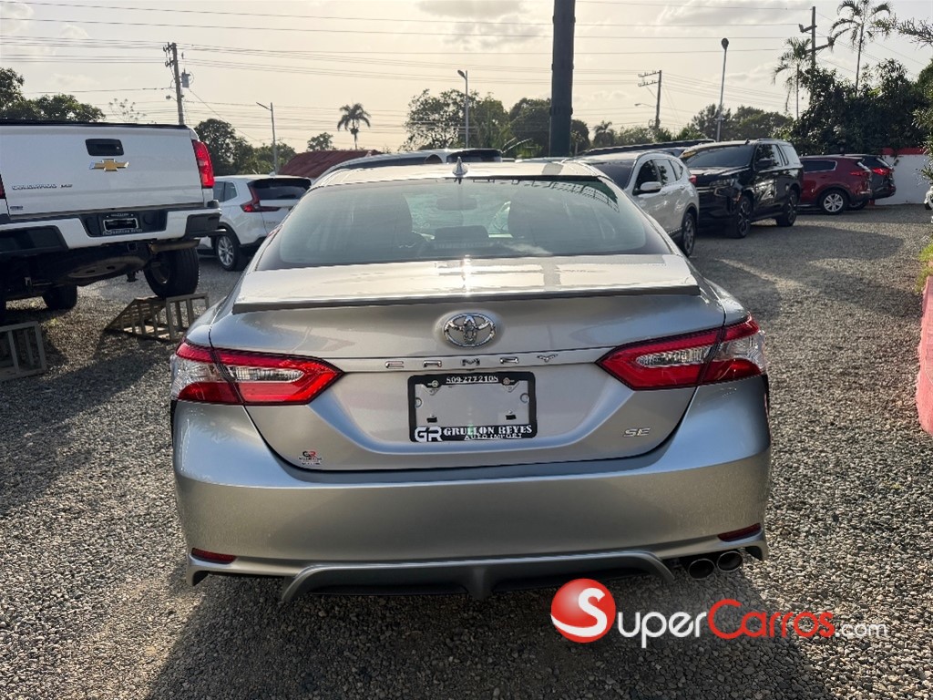 2020 Toyota Camry SE — foto 2 / 9