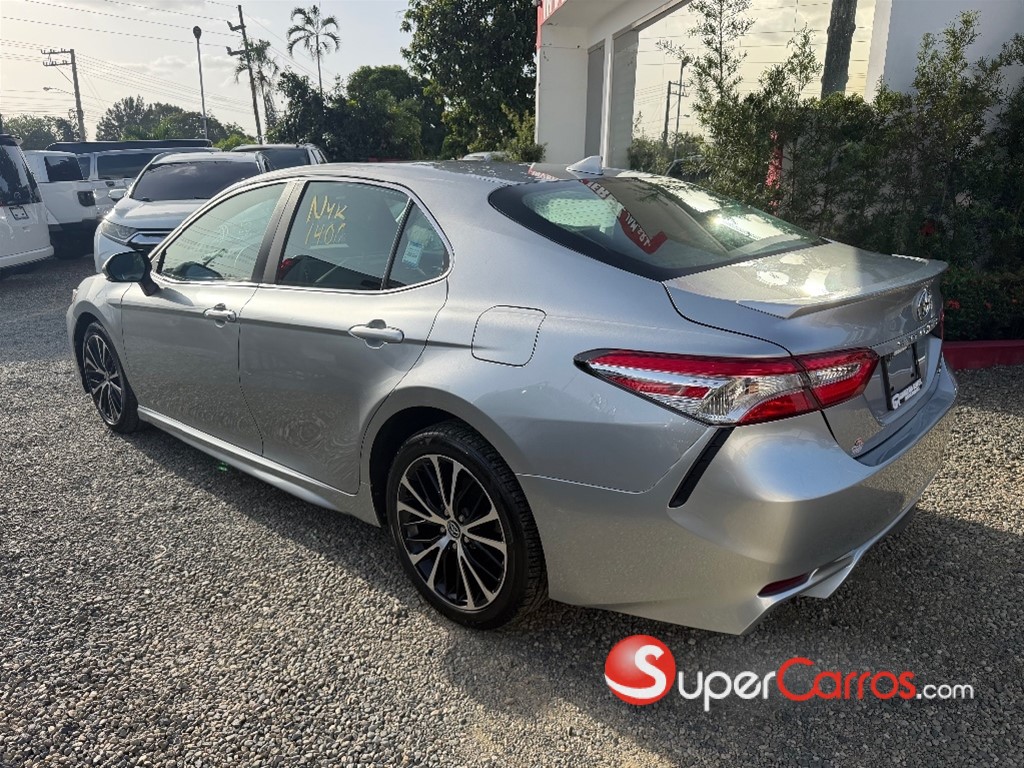 2020 Toyota Camry SE — foto 3 / 9