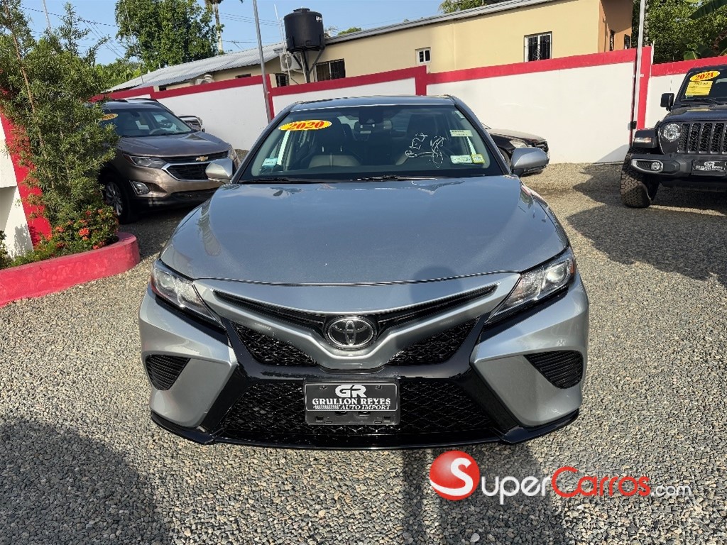 2020 Toyota Camry SE — foto 6 / 9
