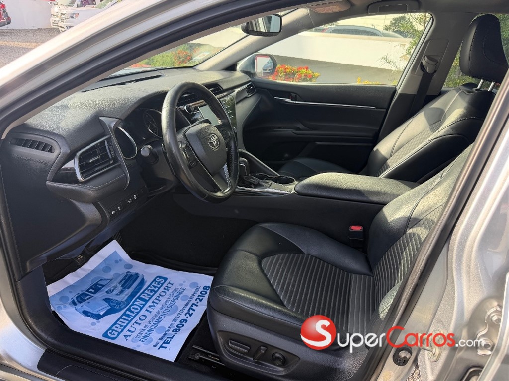 2020 Toyota Camry SE — foto 7 / 9