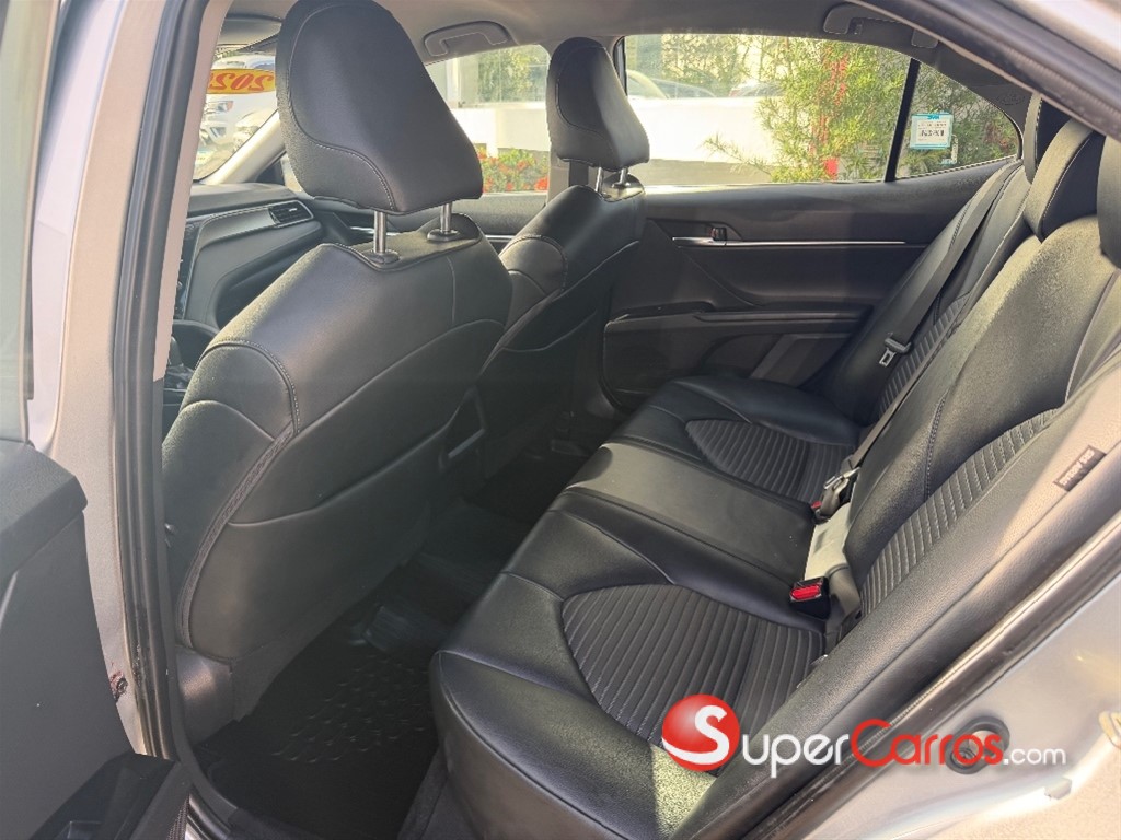 2020 Toyota Camry SE — foto 8 / 9