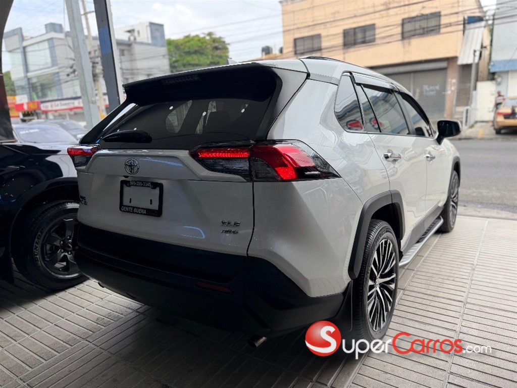 2021 Toyota RAV4 XLE Premium — foto 9 / 10