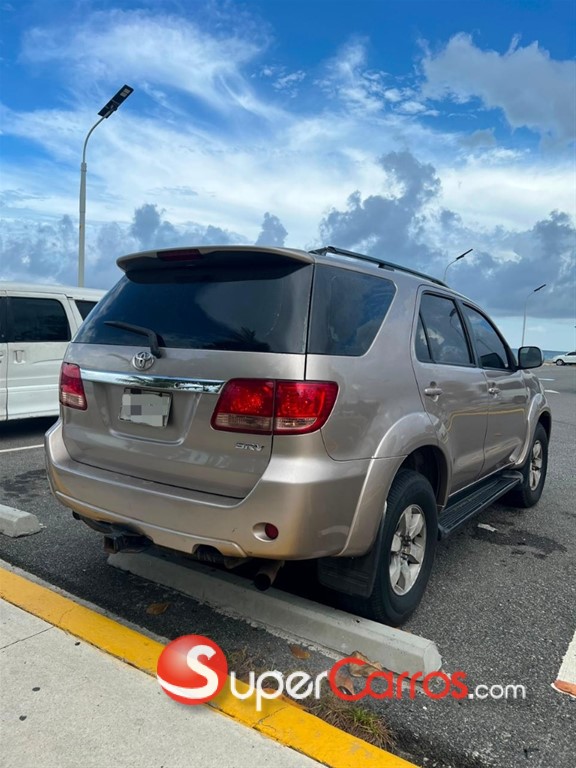 2006 Toyota Fortuner SRV — foto 4 / 11