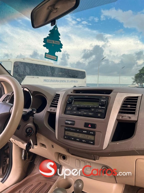 2006 Toyota Fortuner SRV — foto 8 / 11